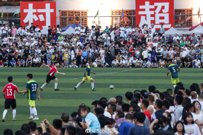 国内足球联赛中，一场激烈的对决引发热议