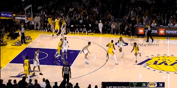 雄鹿对决湖人，关键一战引发球迷狂热