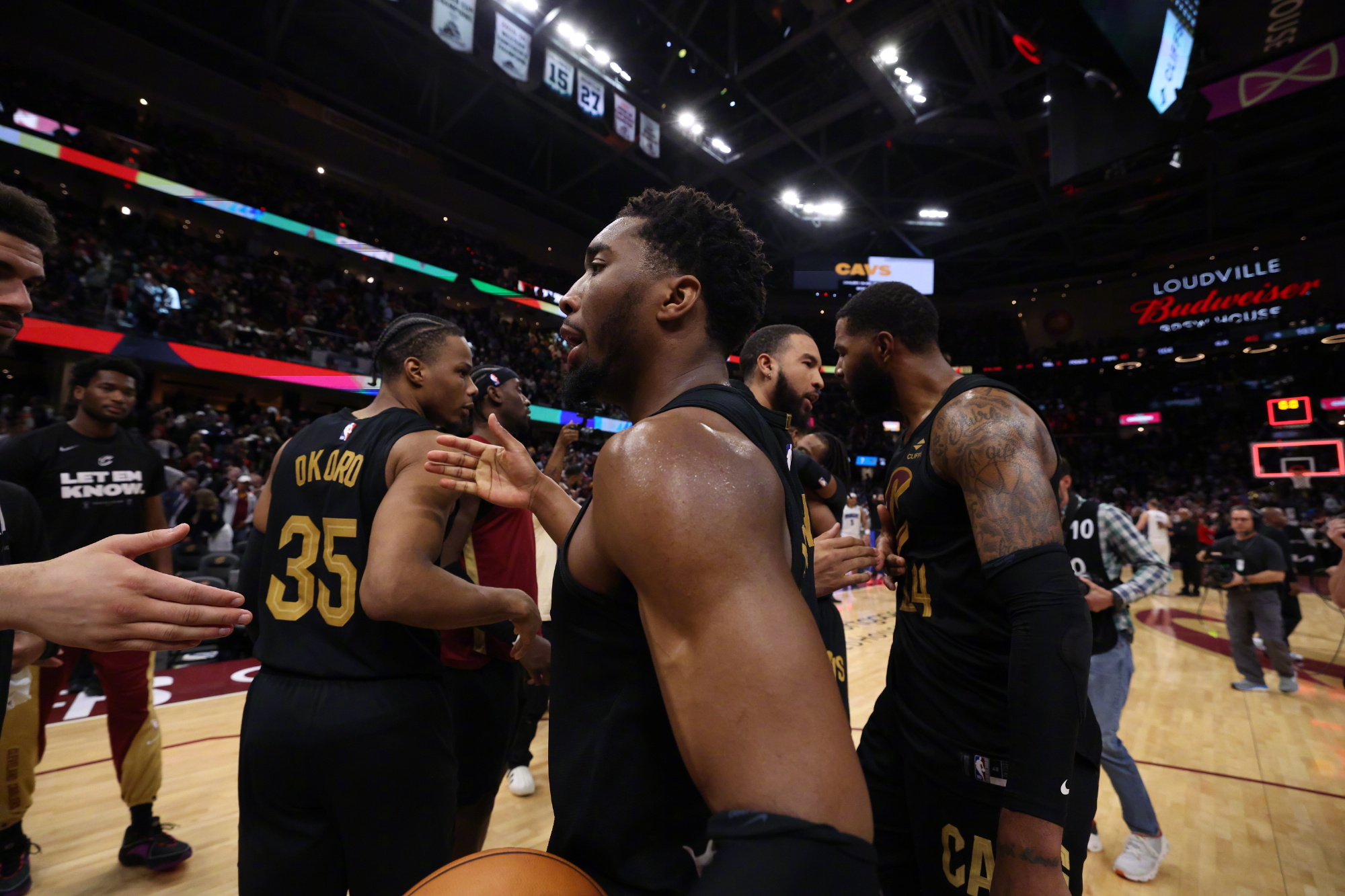 雄鹿战胜骑士保持不败 雄鹿战胜骑士保持不败